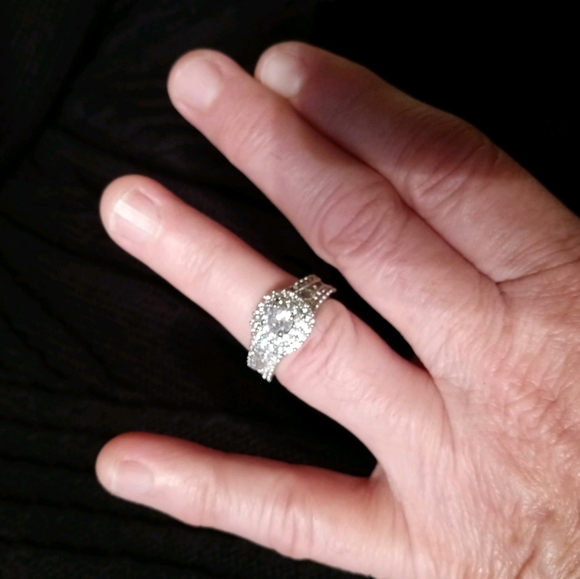 Beautiful Ring - Picture 2 of 3